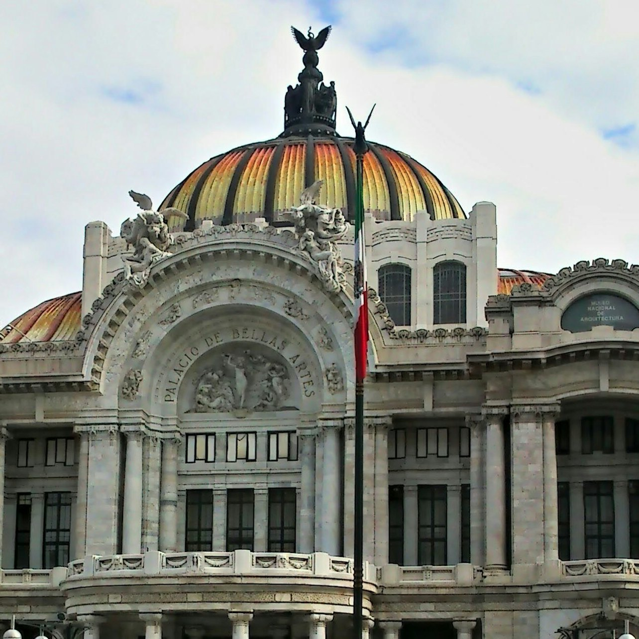 墨西哥城的Palaces of Mexico City: Guided Walking Tour | Pelago