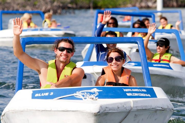 Driver of your own speedboat for two people in Nichupte lagoon in Cancun