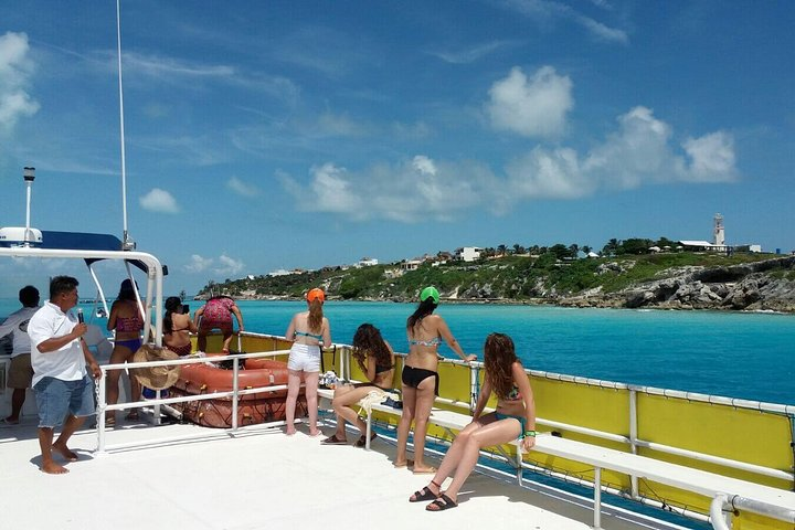 Isla Mujeres catamaran with open bar