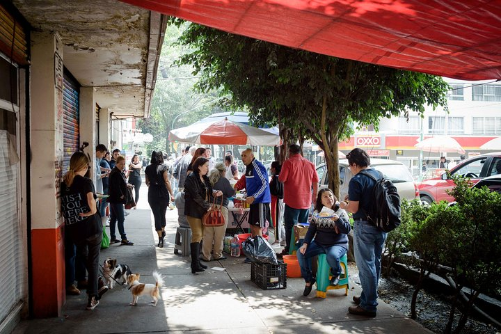 Street food is major part of street culture everywhere in Mexico City and Colonia Roma is no different!