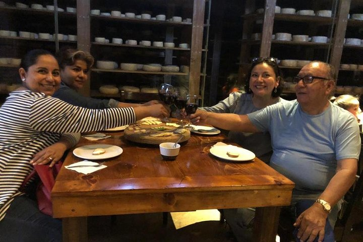 Degustacion de Quesos y Vinos en cava subterranea.
