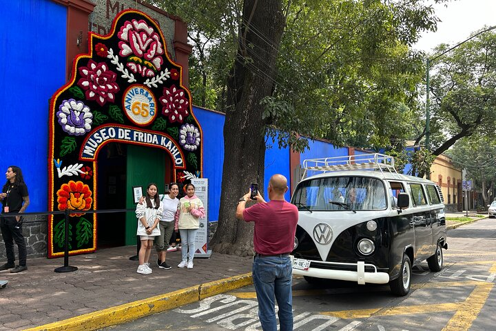 1st stop at Coyoacan; visit the Frida Kahlo Museum (tickets are not included)