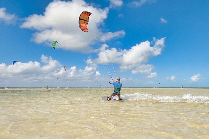 Learn with ease in an ideal environment for kitesurfing!
