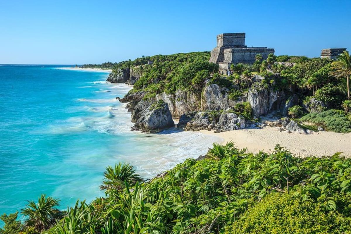 Zona arqueológica de Tulum frente al mar Caribe