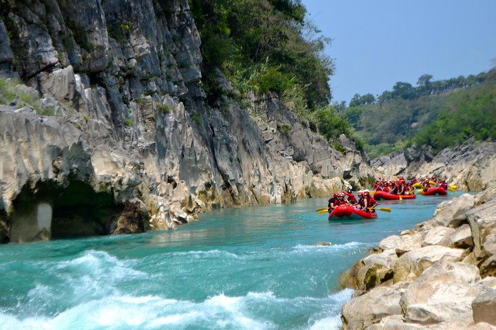 Rafting in Tampaon River