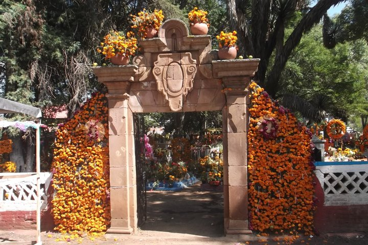 Bus trip to Day of the Dead in Patzcuaro - Photo 1 of 21