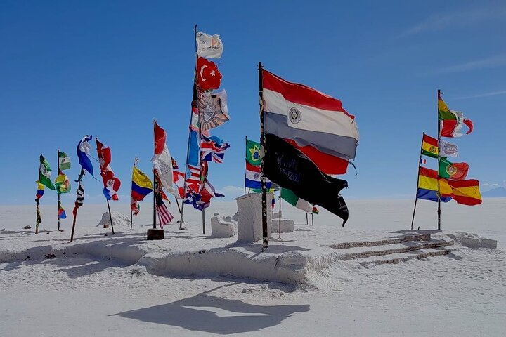 Salar de Uyuni - Square of the flags