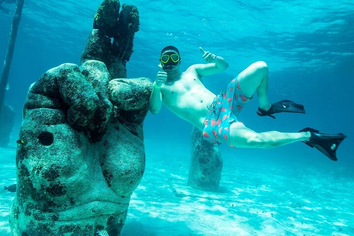 Sculpture inside the ocean