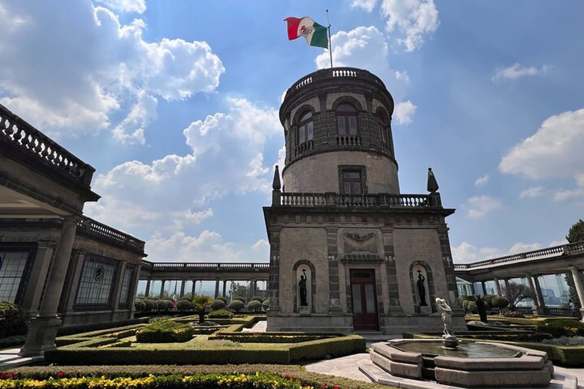 墨西哥城的100% private tour in Chapultepec Castle & around (with transport) |  Pelago