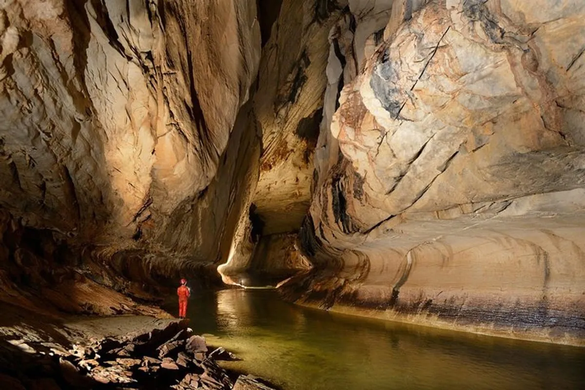 7654276f-ef81-43ae-b16c-fe834f96ead0_3-days-2-nights-unesco-world-heritage-mulu-4-showcaves-large.webp