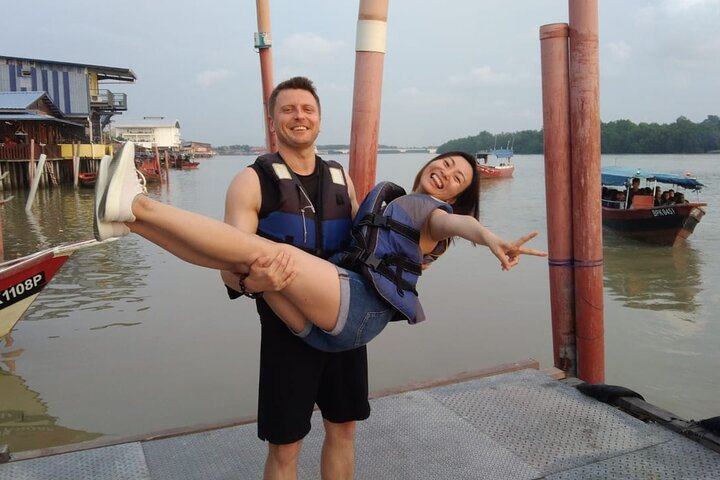 Passengers getting ready to get on-board the boat