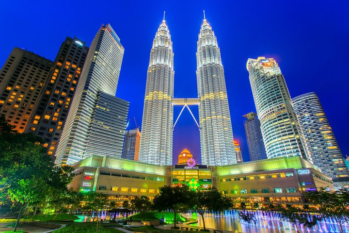 Experience a seamless transfer from Johor Bahru to Kuala Lumpur exploring Malaysia’s UNESCO heritage sites and enjoying the stunning skyline of the Petronas Towers along the way.