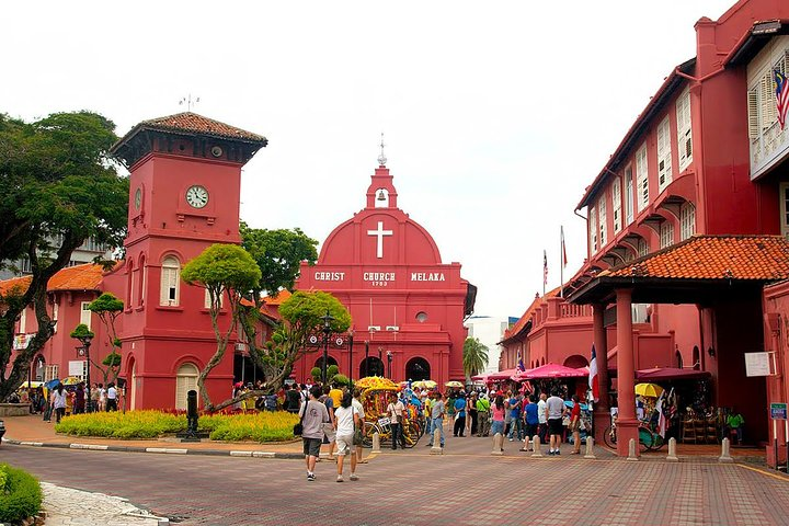 Explore the rich history of Malacca with its stunning red buildings lively streets filled with people and the unique charm of local culture all complemented by delicious traditional cuisine.