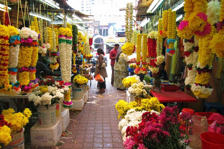 Brickfields Little India Kuala Lumpur with flower garland sellers outside temple — Malaysia Indian community