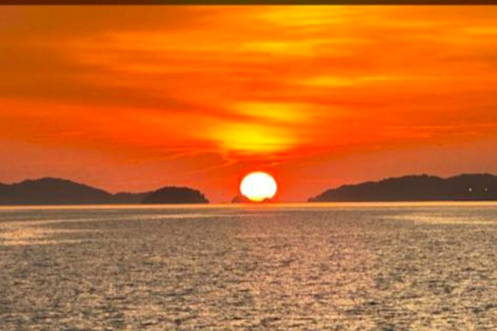 Sail across the sea as the sun dips below the horizon casting stunning hues over the islands. Enjoy cocktails and serene moments with loved ones on a memorable evening cruise.