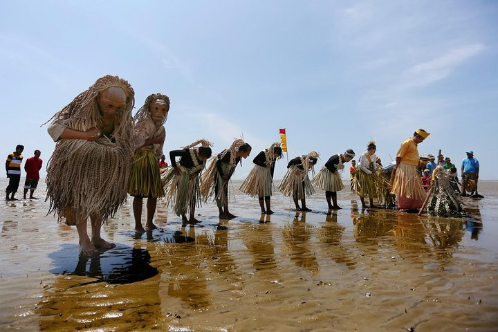 The Mah Meri people is a unique tribe of people who are living along the coast of south Selangor, from Pelek River up to Carey Islands