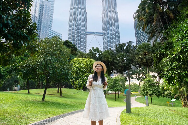 Private Kuala Lumpur Photoshoot Outside Petronas Tower - Photo 1 of 6