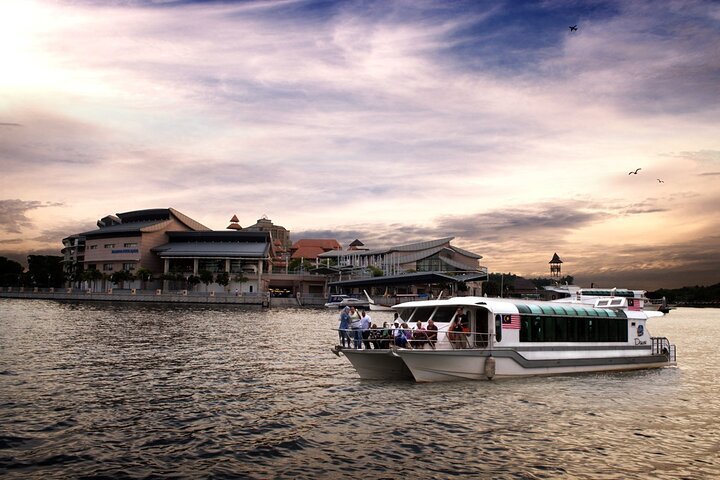 Highlight of the tour: Relax on a 45-minute Putrajaya Lake Cruise at 6:45 PM, offering beautiful sunset and illuminated city views