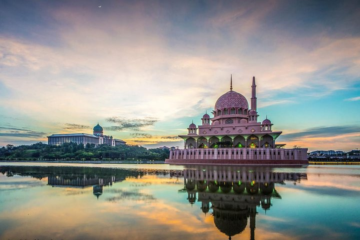 Putrajaya Tour with Traditional Boat Cruise & Pink Mosque (Private) - Photo 1 of 5