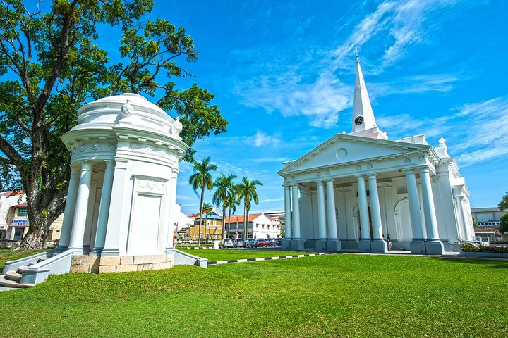 Experience the unique blend of faiths along Penang's diverse street. Discover historic landmarks from St. George’s Church to the vibrant Sri Mahamariamman Temple all within a short stroll.