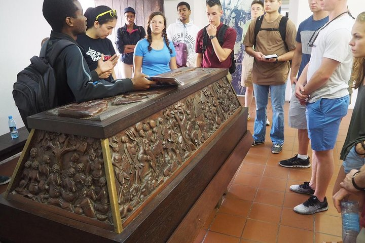 Maputo Indispensable Downtown Walking Tour with Refreshments - Photo 1 of 25