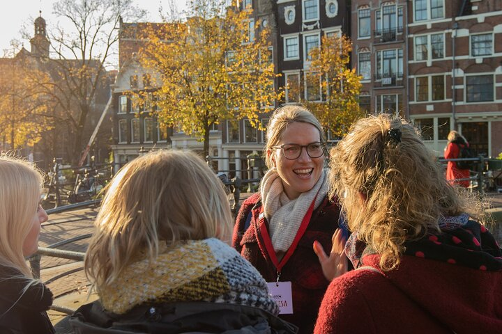 Guide Theresa with a group of tourists 