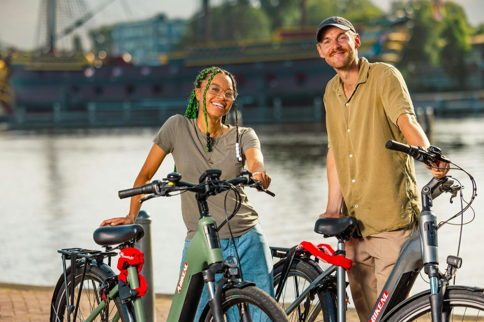Amsterdam: E-bike Rental - Photo 1 of 3