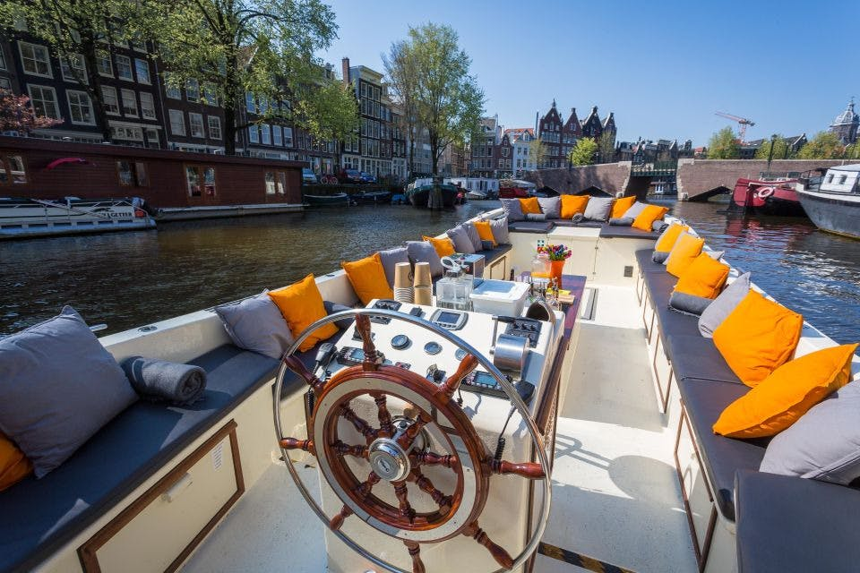 Amsterdam: Guided Canal Cruise in German + Unlimited Drinks - Photo 1 of 3