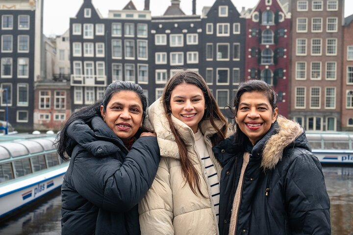 Amsterdam: Professional Photoshoot at Damrak - Photo 1 of 13