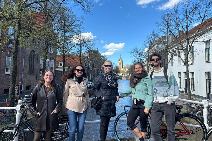Guide and group in Delft