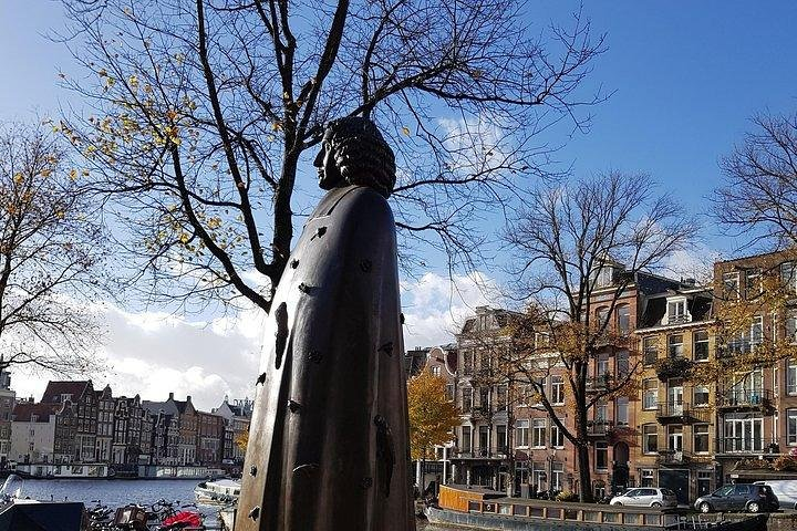 Spinoza, the famous philosopher who lived in Amsterdam is staring here over the river Amstel where the first inhabitants were settling.
He had an inmense influence here for democracy and tolerance.