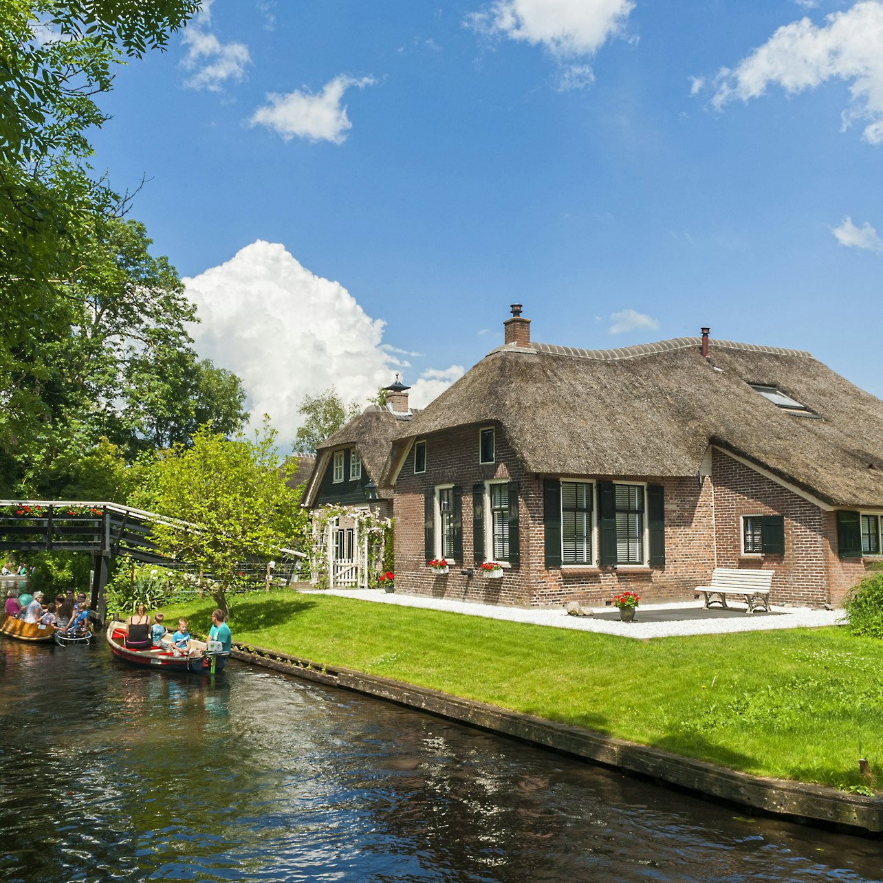 Giethoorn: Small Group Guided Tour, Boat Trip + Lunch - Photo 1 of 11