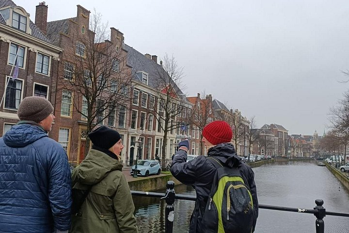 A guide pointing at something in Leiden