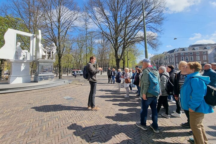 Guide and group in The Hague