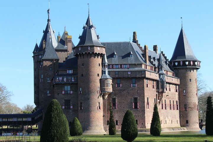 Discover the timeless beauty of Kasteel de Haar with its stunning architecture and lush gardens perfect for a memorable exploration of the Netherlands' rich history and charm.