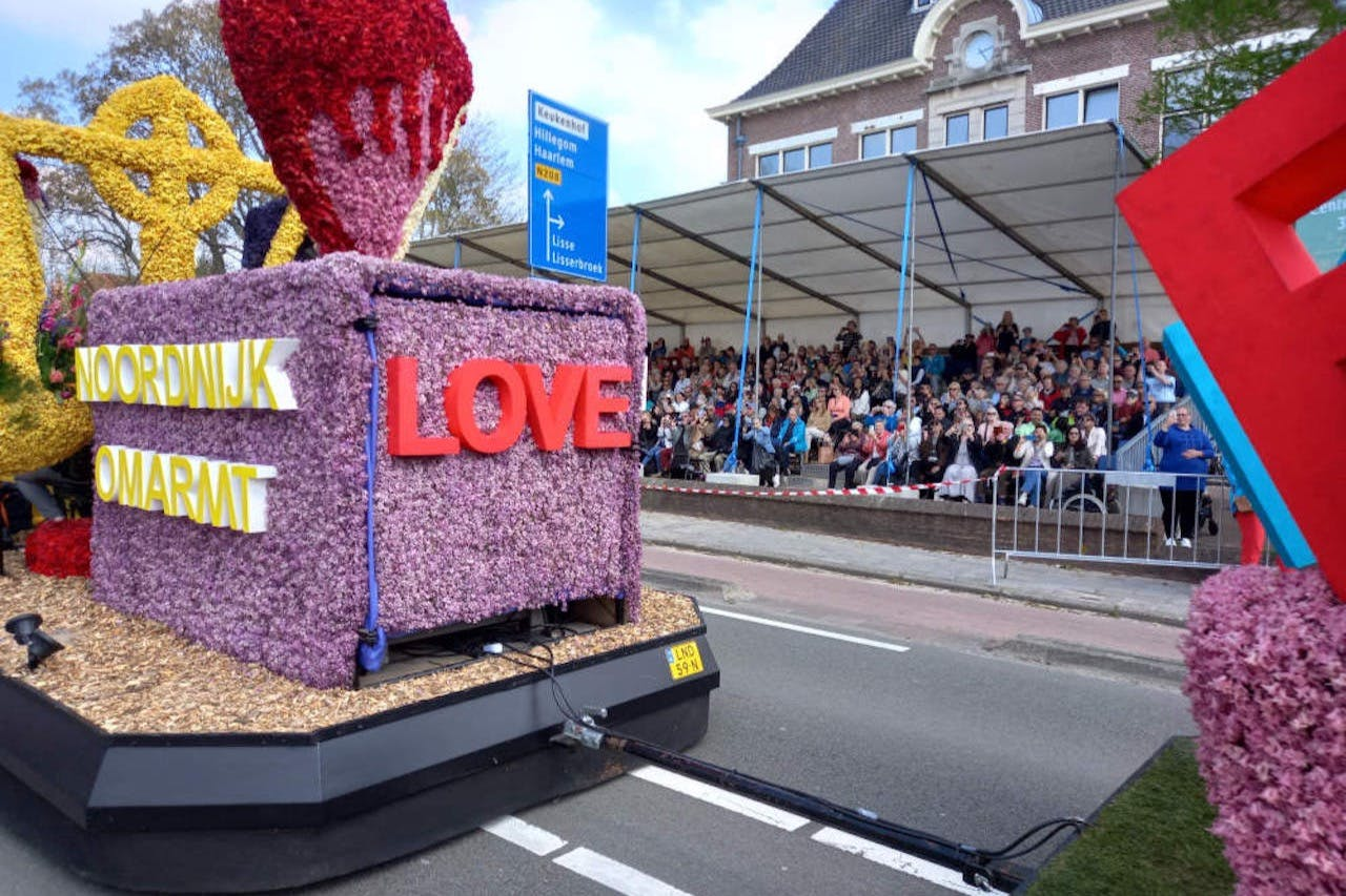 Amsterdam: Tulip Farm Entry + Flower Parade + Transport - Photo 1 of 4