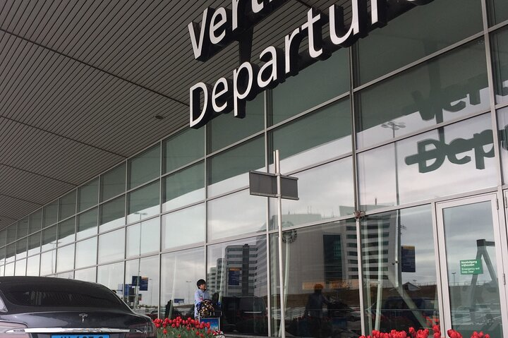 Premium electric transfer from Leiden Area to the Airport - Photo 1 of 7