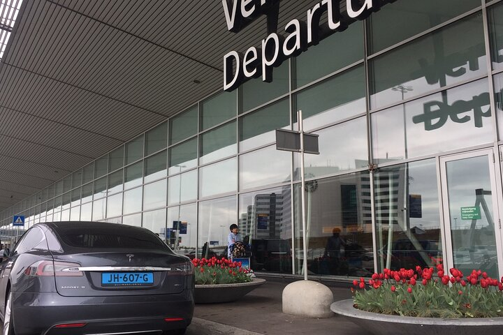 Premium electric Transfer from The Hague to Schiphol Airport  - Photo 1 of 8