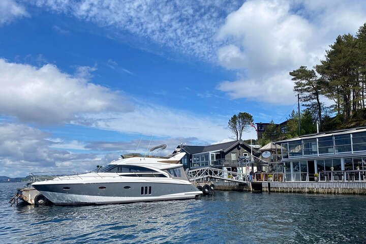 Private cruise to Cornelius seafood restaurant - Photo 1 of 10