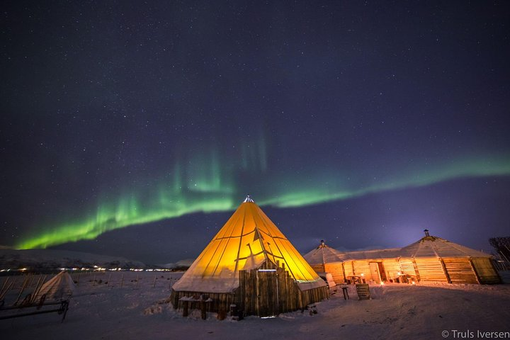 Experience the magic of Sami culture with reindeer feeding a hearty meal and stories around the fire all under the mesmerizing glow of the northern lights.