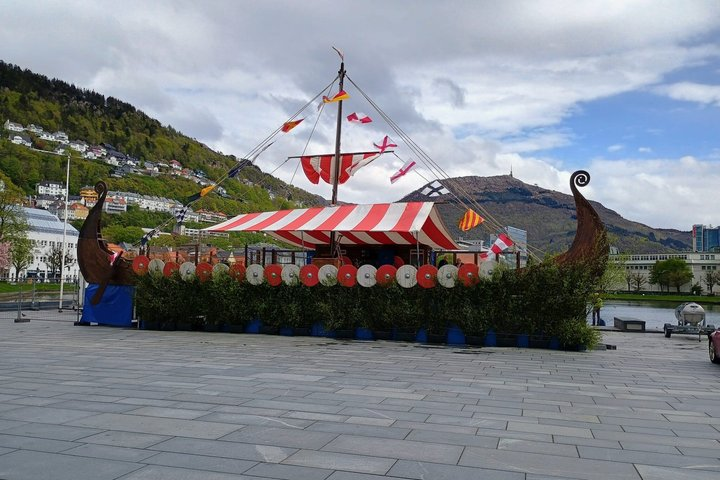 Walking tour: Medieval Spirit of Bergen + sweet Arctic gifts - Photo 1 of 10
