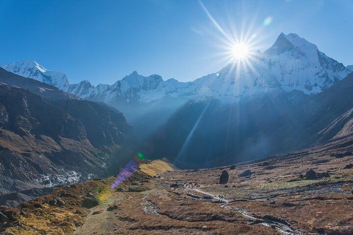 Sunrise view over the Fishtail mountain.