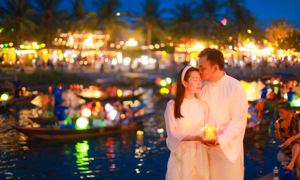 1-Hour Hoi An Night Photography: River Boat Ride & Glowing Lanterns - Photo 1 of 10