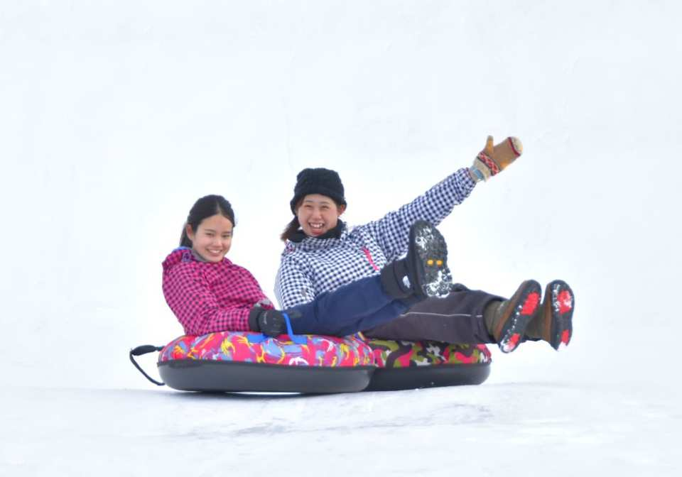 [Hokkaido | 1-Day Flash Snow Scene Tour & Japanese Hot Pot Lunch] Snow Play at Chitose Northern Snow Park & ​​Snow Viewing at Lake Shikotsu | Guided Tour (English & Chinese) | Departure from Sapporo - Photo 1 of 6