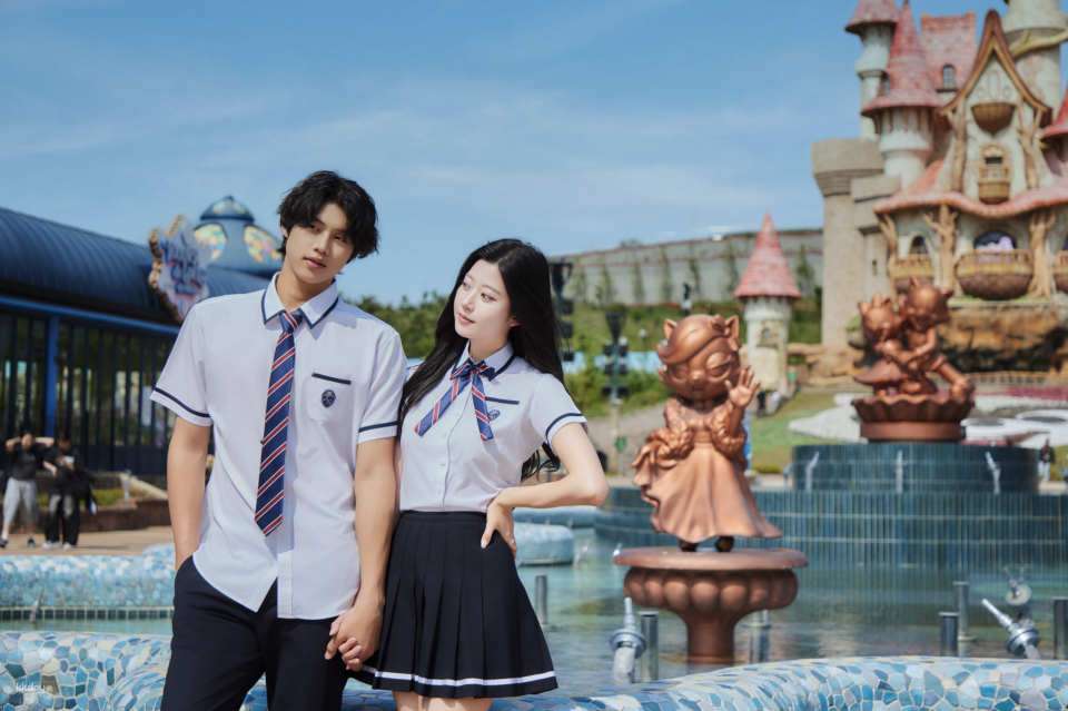 Busan Lotte World Emotional School Uniform Basic Set 1-Day Pass - Photo 1 of 9