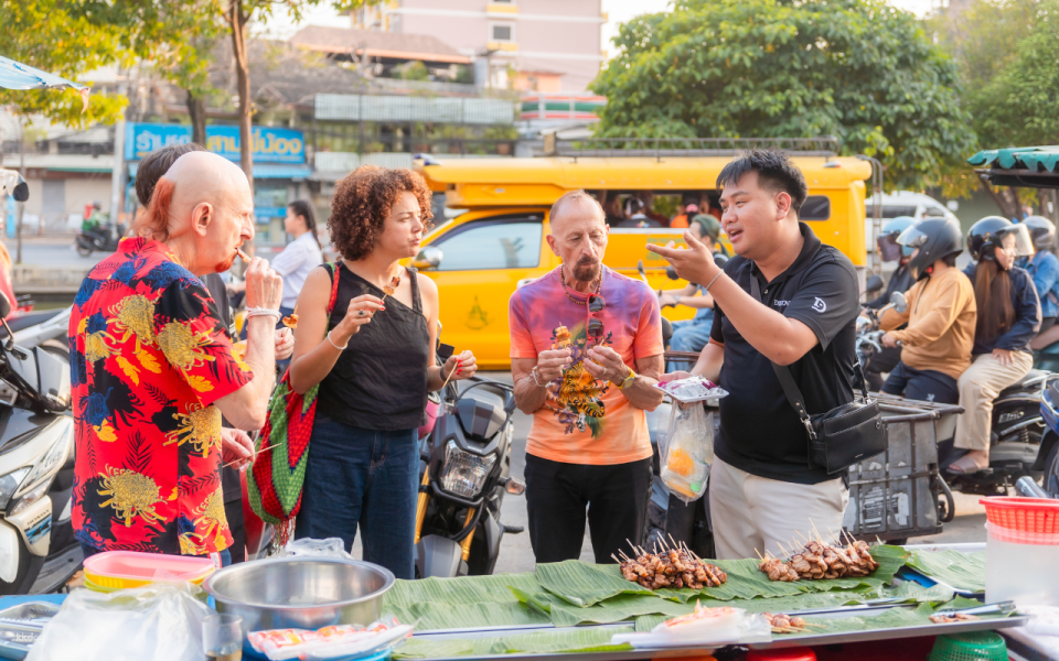 Chiang Mai: Evening Street Eats Local Food, Flower Market and Temples Guided Tour with Dinner Departure from Chiang Mai | Thailand - Photo 1 of 10