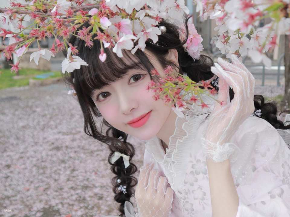 Experience renting kimonos, yukatas, lace, and furisode kimonos at Senso-ji Temple in Tokyo! Includes exquisite hairstyling, makeup, and photography services for all groups. Friendly staff, beautiful accessories, and all-inclusive pricing. Free mud insurance included. Luggage storage, next-day return, and many other free services! Available at ookini Asakusa Rai Store. - Photo 1 of 10