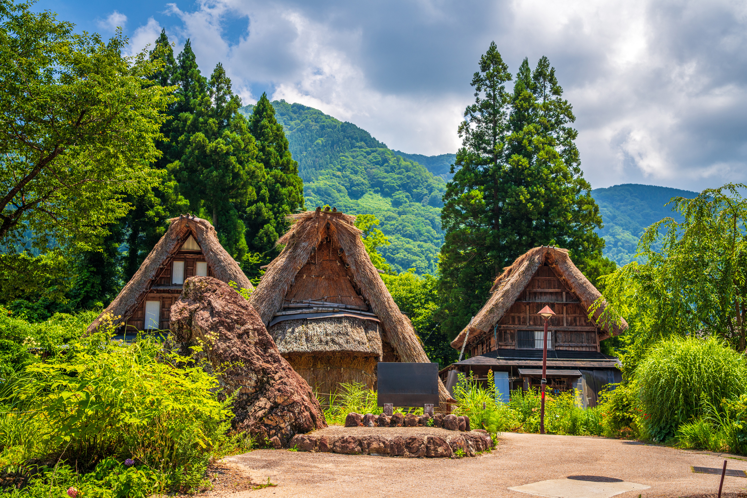 From Osaka: Shirakawa-go & Kanazawa Bus Day Tour with Round-Trip Shinkansen Tickets (Lunch Not Included) - Photo 1 of 8