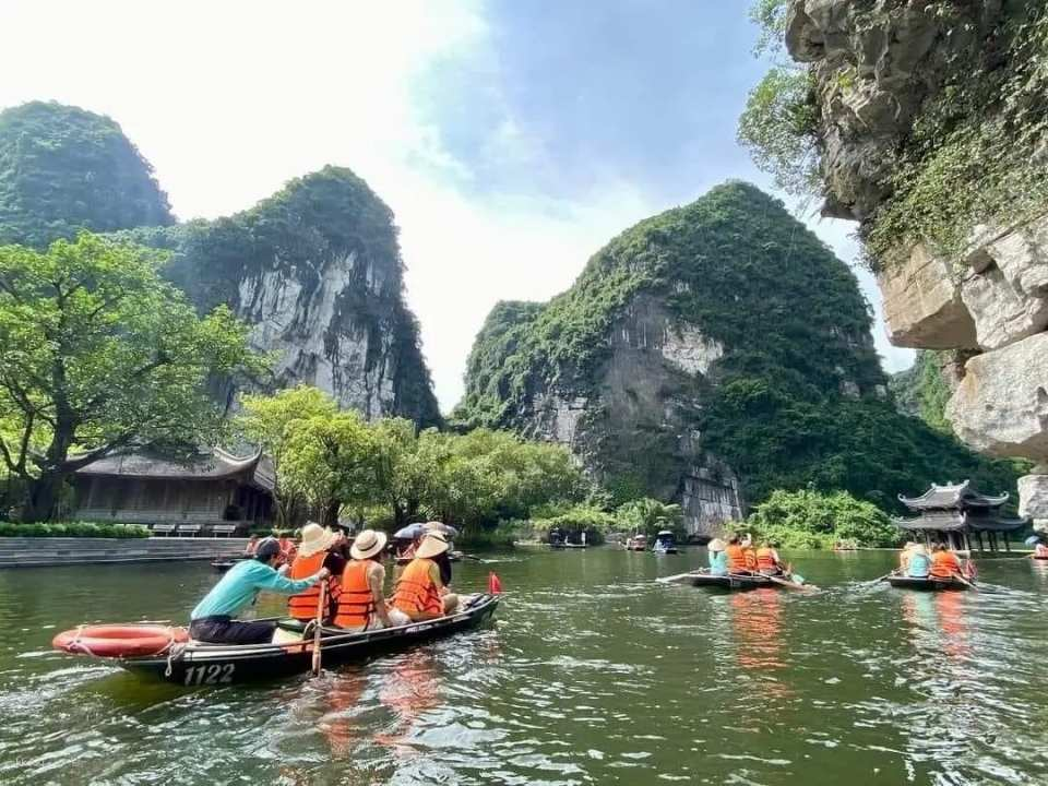 [Guaranteed Tour & Japanese-Speaking Guide] Limousine Bus Tour to Hoa Lu Ancient City (World Heritage Site), Trang An, and Mua Cave (Includes Cycling with Scenic Views, Incense Photography, Lunch and Dinner) - Photo 1 of 10