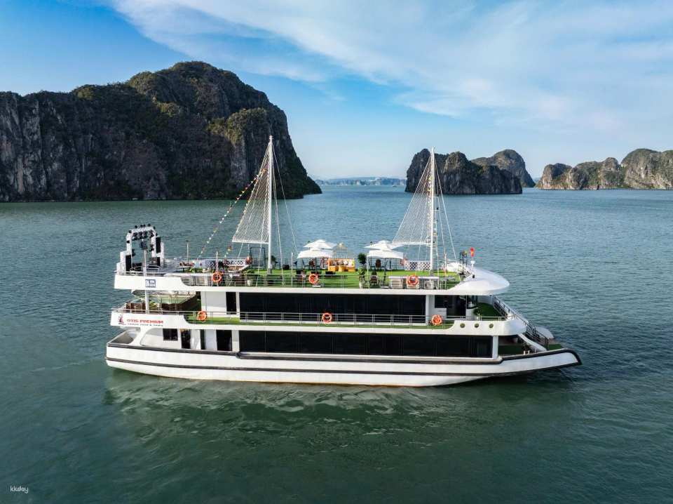 HA LONG / HA LONG BAY ONE DAY TOUR / DEPARTURE FROM NINH BINH OR HANOI - Photo 1 of 10